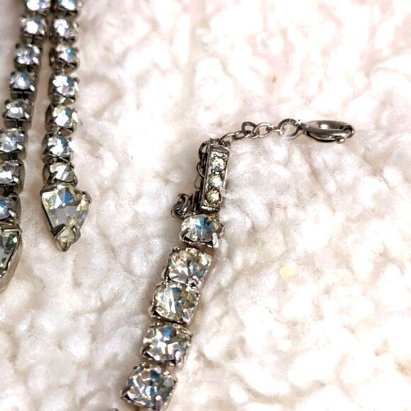 Vintage 1950's Rhinestone Set- Earrings, Brooche, Bracelet - Picture 15 of 17